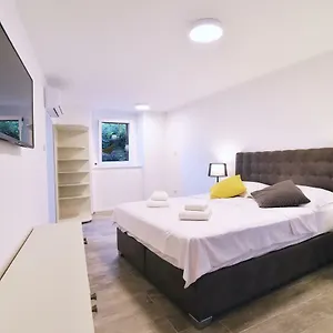 Pia Volosko, Apartament